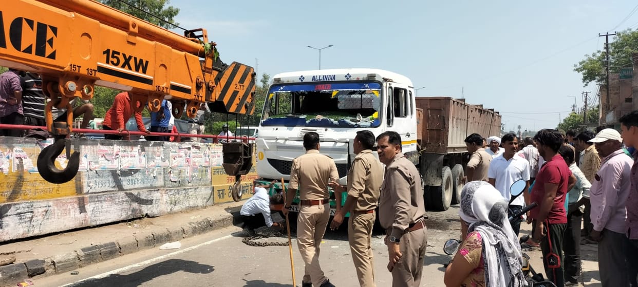 Meerut News: An uncontrolled truck crushed a bike rider in Daurala, angry villagers vandalized