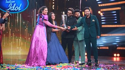 Soujanya Bhagavatula Won Telugu Indian Idol 2 Receives trophy from Pushpa 2 Actor Allu Arjun