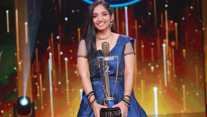 Soujanya Bhagavatula Won Telugu Indian Idol 2 Receives trophy from Pushpa 2 Actor Allu Arjun