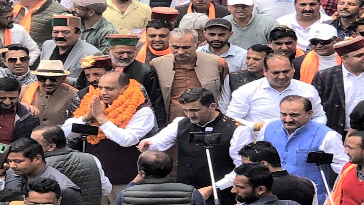 Jairam Thakur: Congress leaders gave bouquet to central leaders in Delhi , come back and abuse them