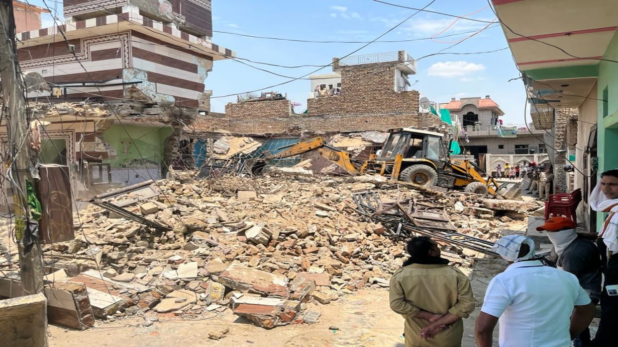 Administration demolished the house of lady smuggler Chhajgaria in Sri Ganganagar