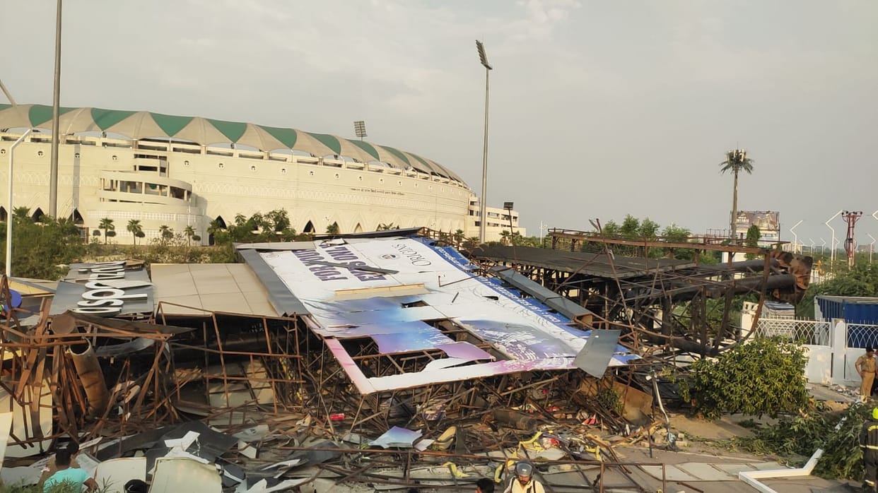 A board of Ekana stadium falls down, many injured.