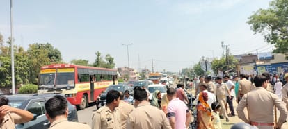 Meerut News: An uncontrolled truck crushed a bike rider in Daurala, angry villagers vandalized