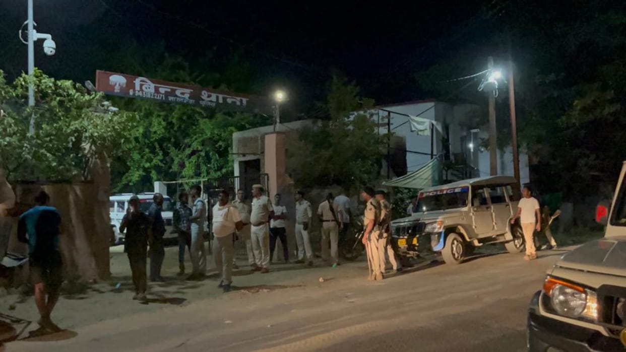 Miscreants pelted stones at police station to release alcoholics in Nalanda, one constable injured