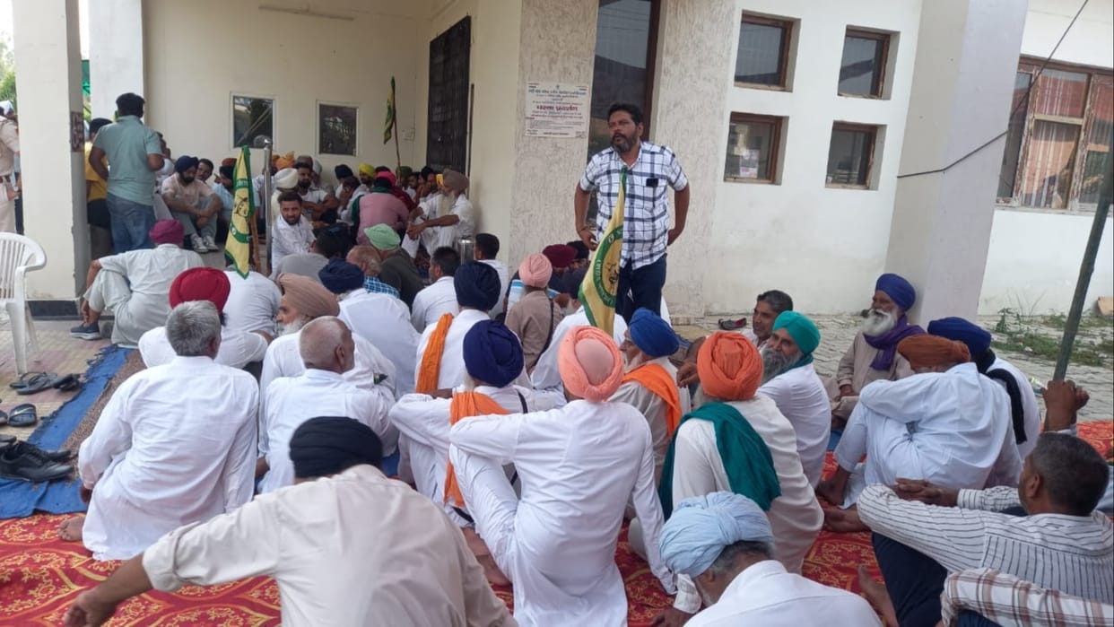 Ambala: Angry farmers locked the market committee office gate due to non-purchase of sunflower