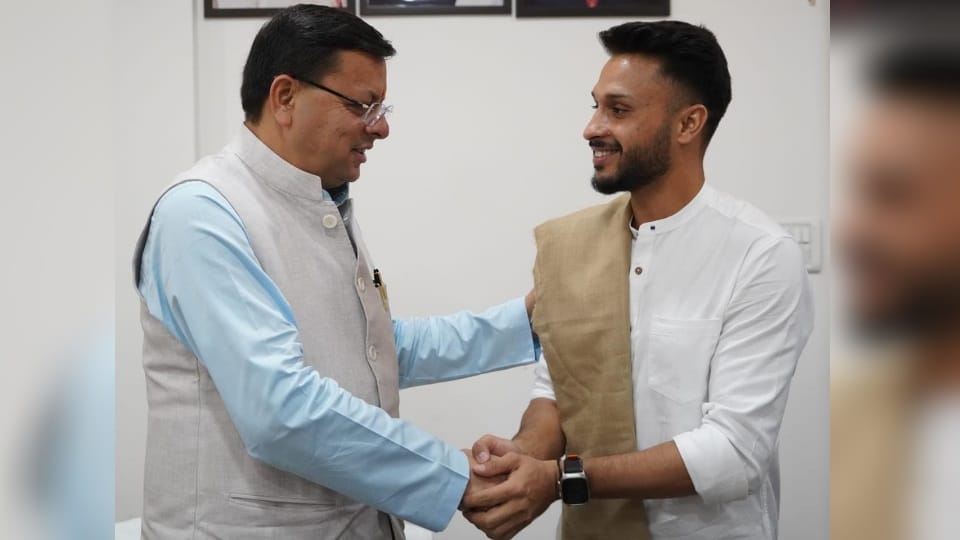 Cricketer Akash Madhwal meet CM Pushkar Singh Dhami after played in IPL Uttarakhand News in Hindi