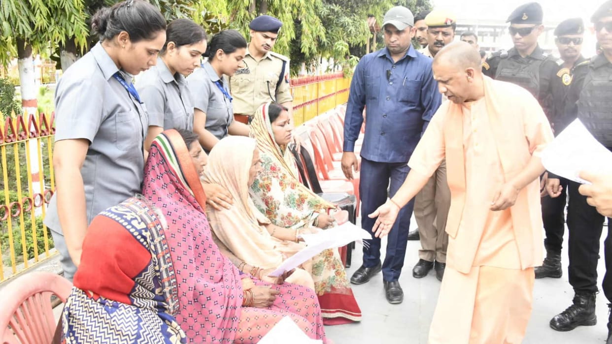 CM yogi listening problem in janta Darshan at Gorakhnath gorakhpur