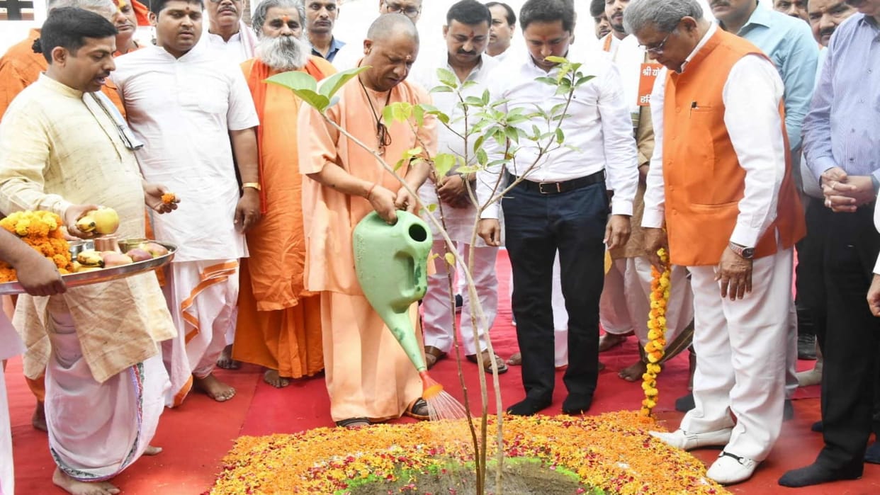 CM Yogi gave message of environmental protection by planting a plant  in Gorakhpur