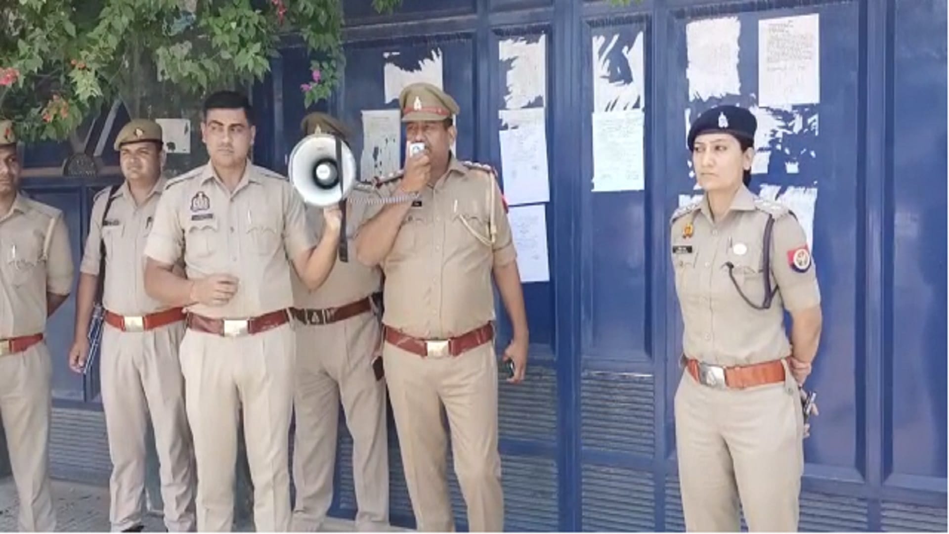 Saharanpur: The police have pasted the notice of attachment on the house of former MLC Haji Iqbal