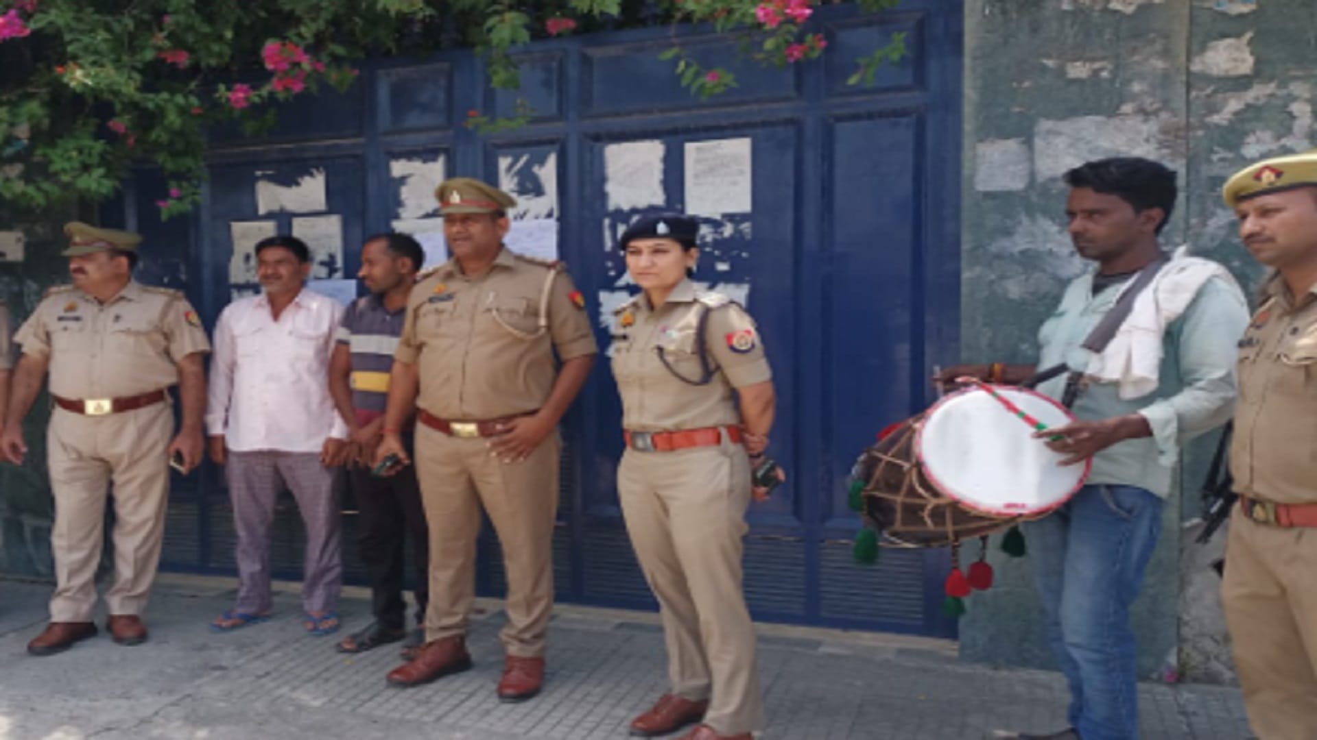 Saharanpur: The police have pasted the notice of attachment on the house of former MLC Haji Iqbal