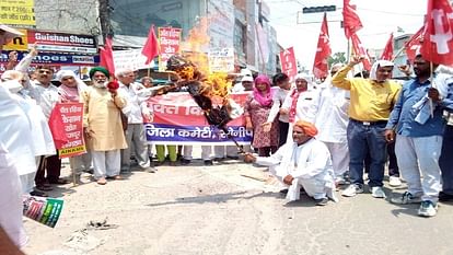 Farmers organization burnt effigy of Brij Bhushan Sharan at Geeta Bhawan Chowk in Sonipat
