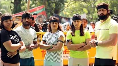 बाएं से- साक्षी मलिक, बजरंग पूनिया, विनेश फोगाट, संगीता फोगाट और सत्यव्रत कादियान