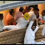 आप पार्षदों को बाहर ले जाते मार्शल