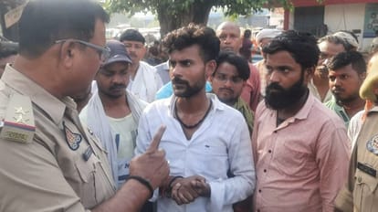 Chandauli: Auto drivers blocked the road, accused the drivers of CGM of misbehavior, said- 'they snatch the ke