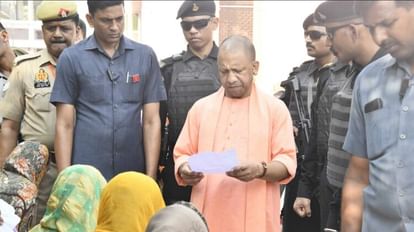 Chief Minister Yogi Aditayanath listened problems of people in Janta Darshan