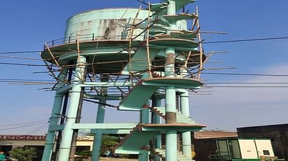 laborer working on the water tank fell down from the monkey fist
