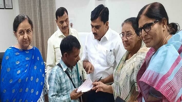 Aligarh DM heard the complaint of visually impaired