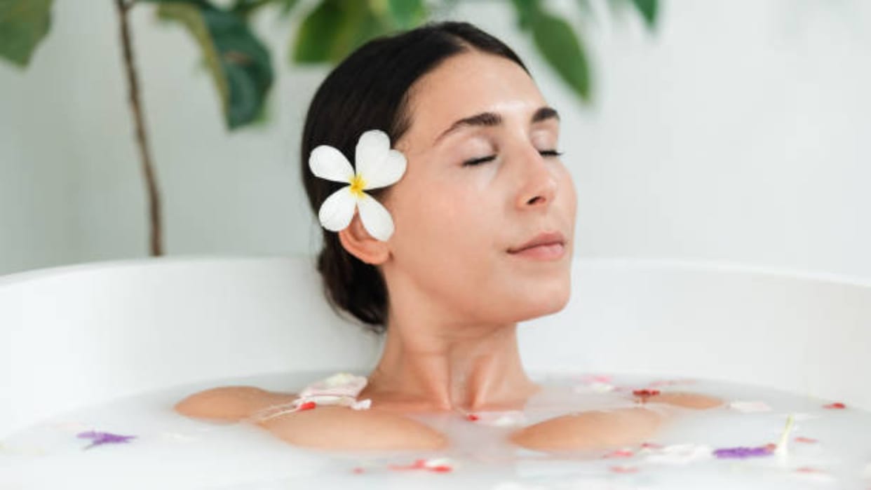 Milk Bath Benefits During Summer Season helps to Feel Refresh Whole Day