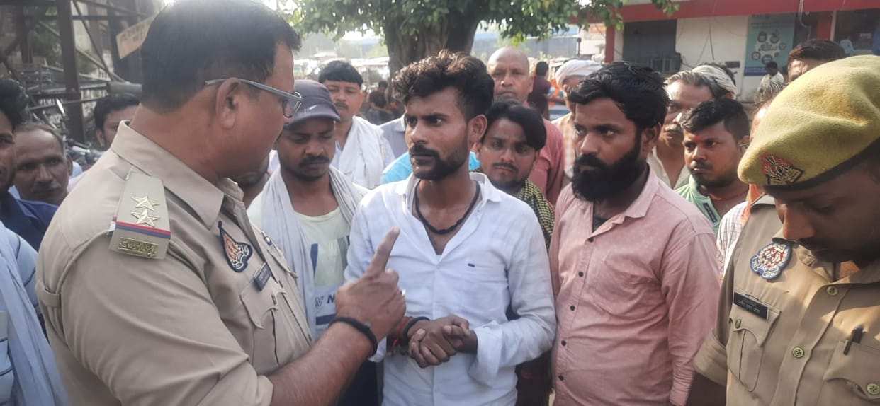 Chandauli: Auto drivers blocked the road, accused the drivers of CGM of misbehavior, said- 'they snatch the ke