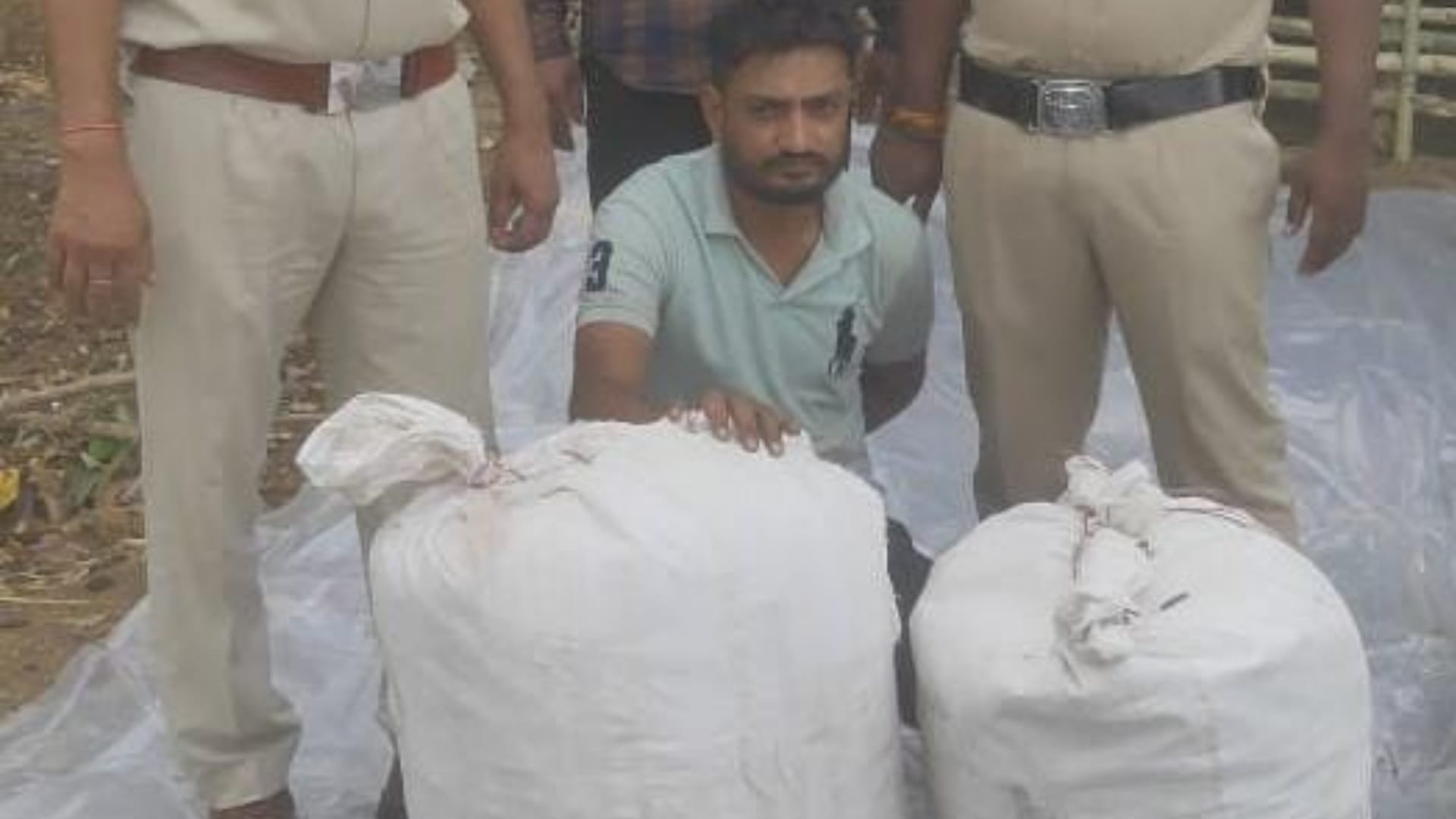 पुलिस गिरफ्त में आरोपी।