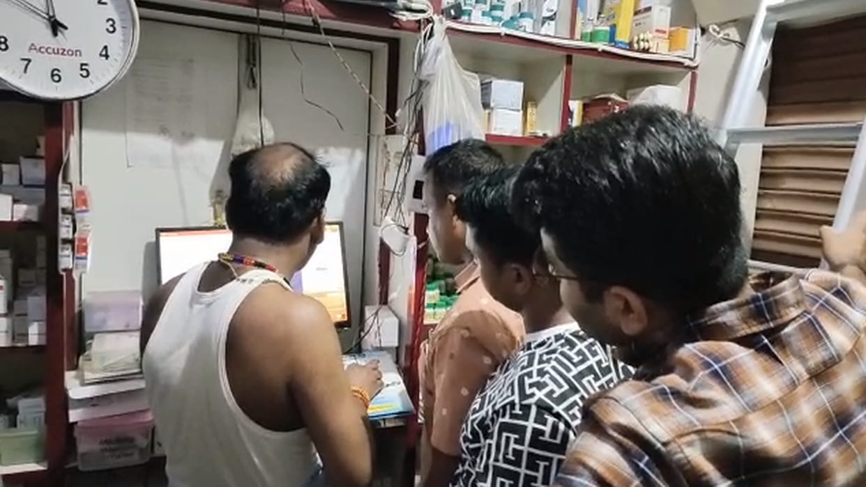 three bike riding miscreants looted grocery wholesaler in Sakti