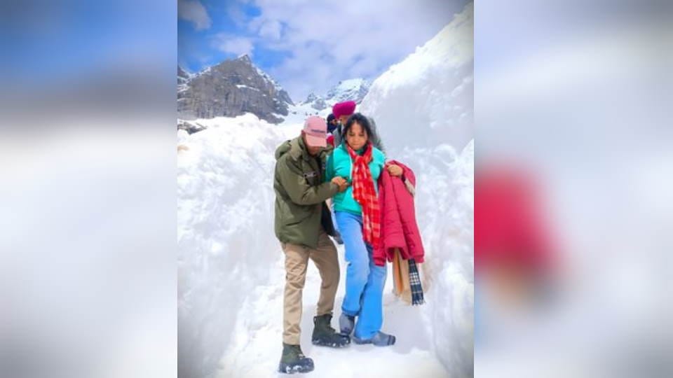 Hemkund Sahib Yatra 2023 temple covered in eight feet of snow happened after 13 years Photos