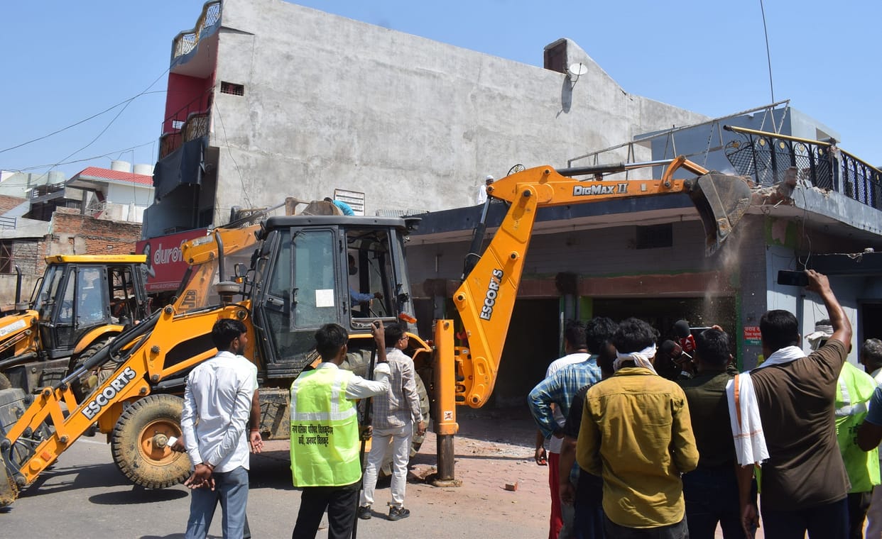 Abbas and Nikhat Case, Bulldozer thundered at SP leaders house, removed encroachment of four feet 11 inches