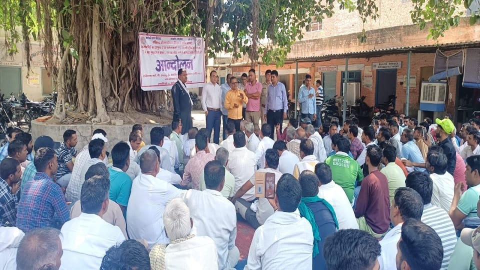 Executive engineer came to picket site and assured solution In Hisar and union postponed movement