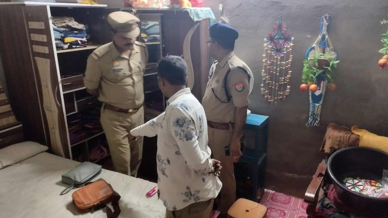 20 lakh stolen including 1.5 lakh cash in Nautanwan Maharajganj