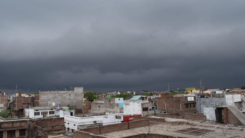 Kanpur Weather Update, Biparjoy cyclone knocks, Drizzle with strong wind, Heat flares up