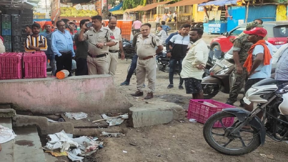 Two youths ran away leaving dead body of a woman on a bicycle on post office road of Ambikapur