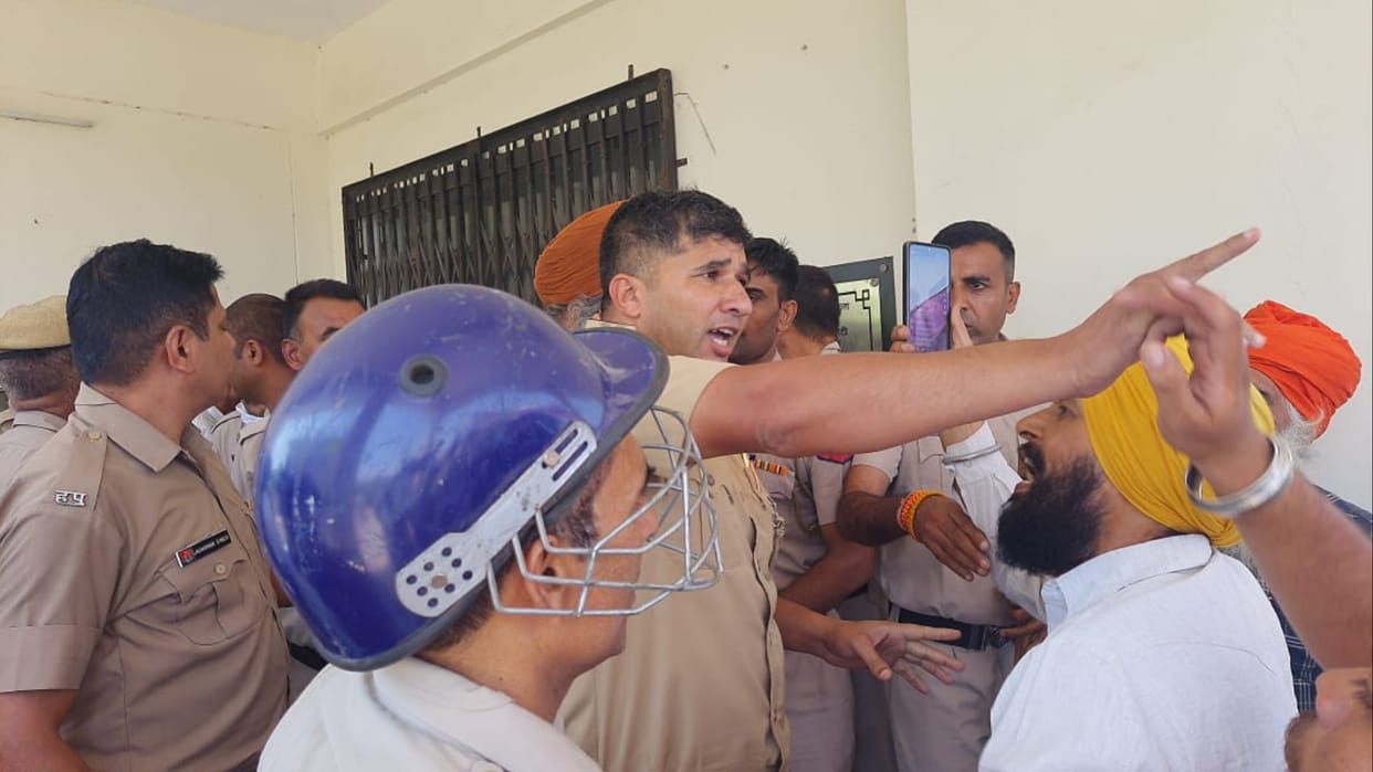 Ambala: Clash between farmers and police at market committee office