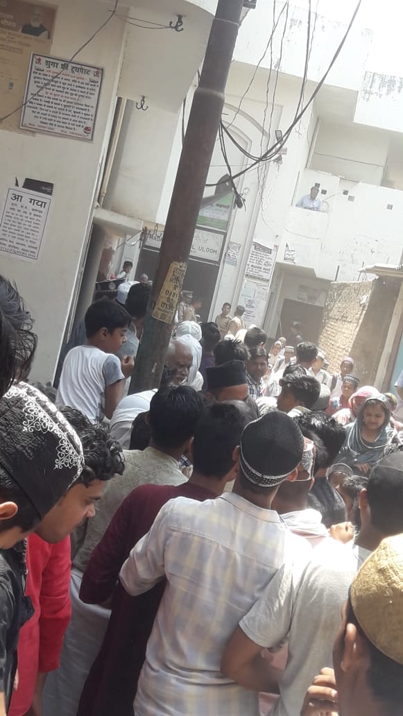 Varanasi: Uproar at the gate of the madrasa, fear among children, Tahrir against many people, police on the sp