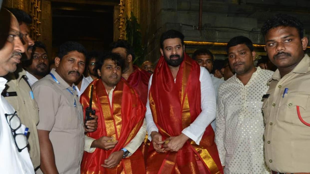 ahead of adipurush pre release event prabhas reached tirumala temple and seeks blessings