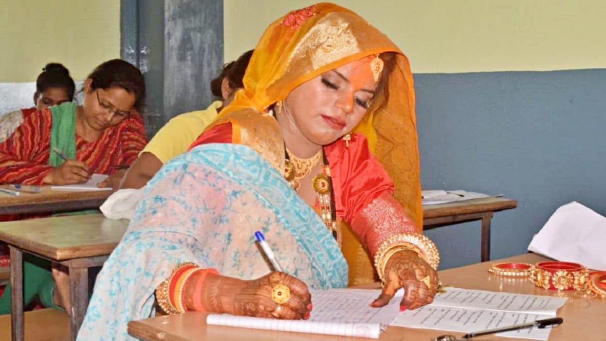 The bride arrived with the groom to appear for the BM exam in Satna's Pateri