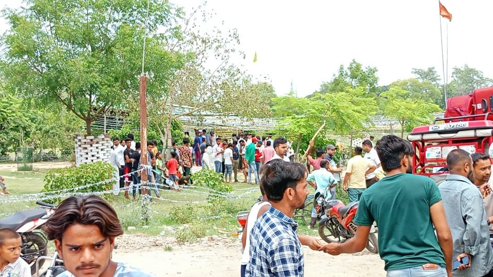 people protest against remove the tomb from the railway land in Bareilly