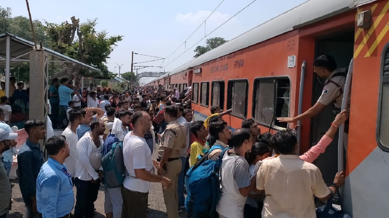 Panic among passengers on information about fire in general coach of Sealdah Express in Kaushambi