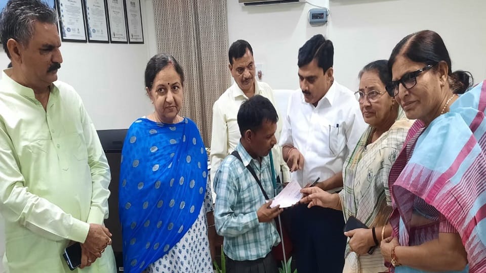 Aligarh DM heard the complaint of visually impaired