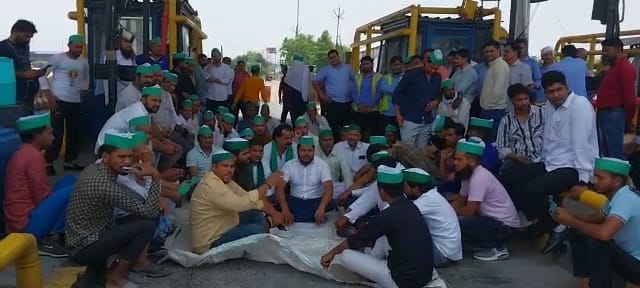 Meerut: Bharatiya Kisan Sangathan Ekta clashed with the toll workers At the toll plaza