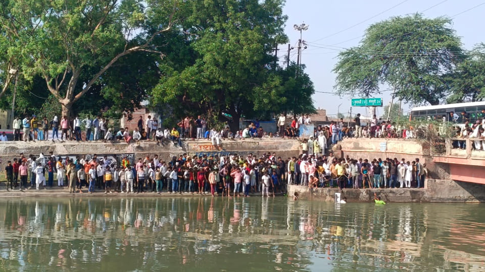 cousin drowned in canal while taking bath in mainpuri