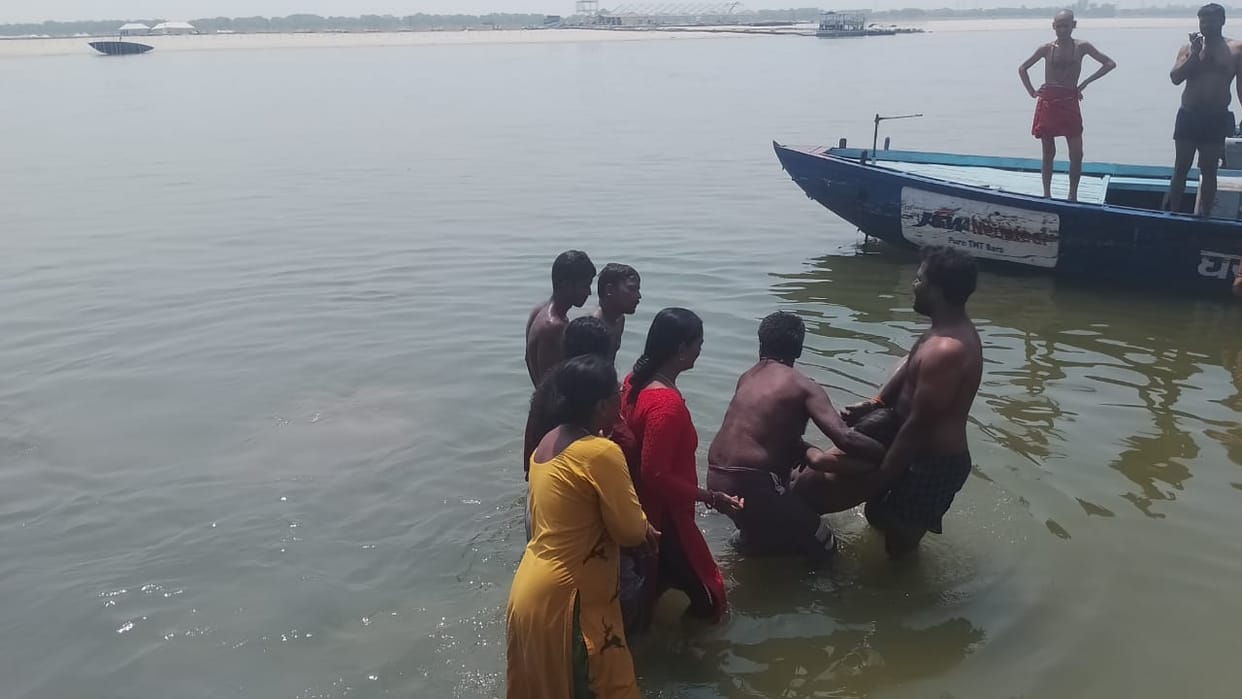 Varanasi: South Indian tourist dies due to drowning in Ganges, relatives were speechless, police on the spot
