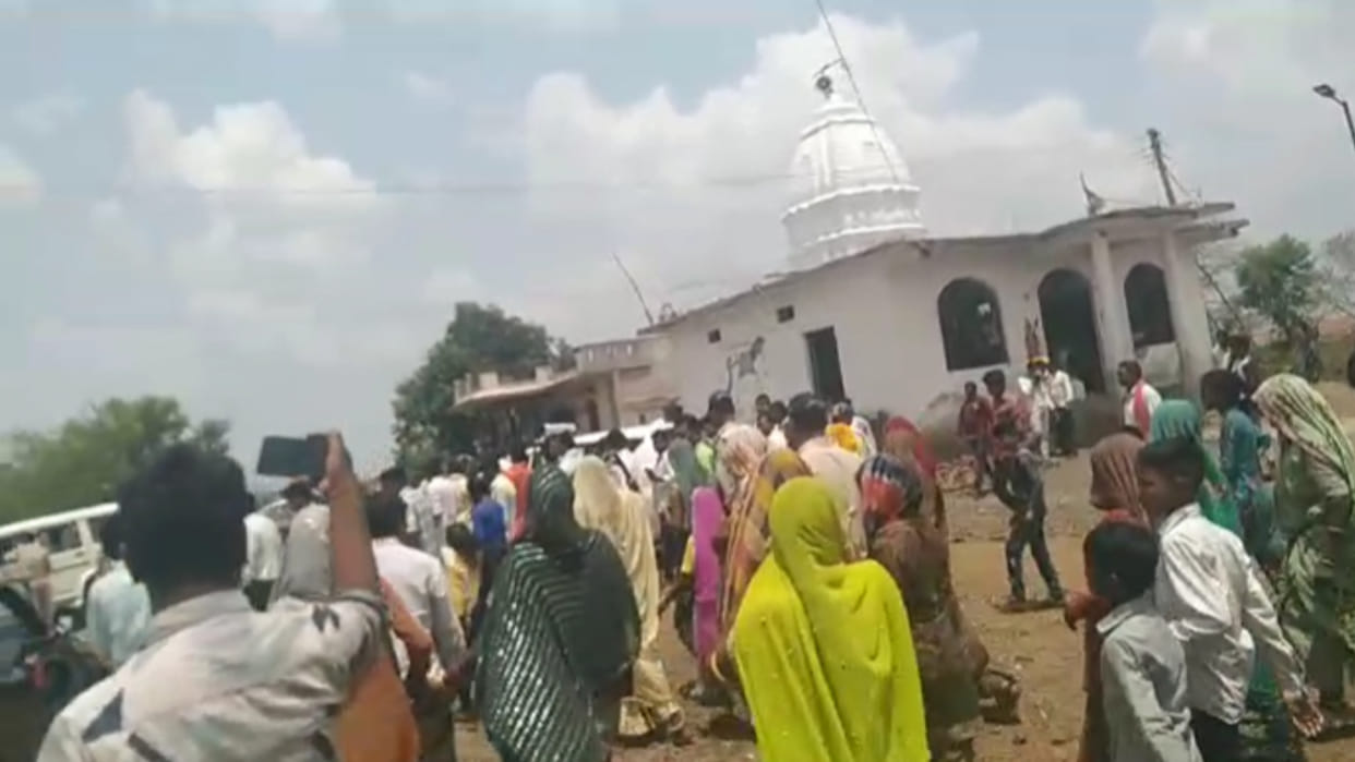 Dhar: Villagers protest against PM Mitra Textile Park, in front of industry minister