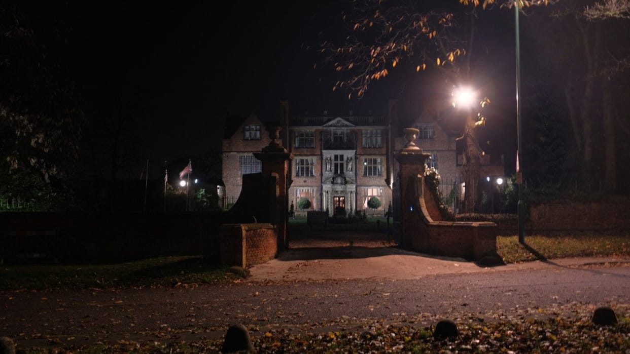 Ajab Gajab World Most Haunted Hotel Castle Where Ghosts Open Gate Asks One Question News in Hindi