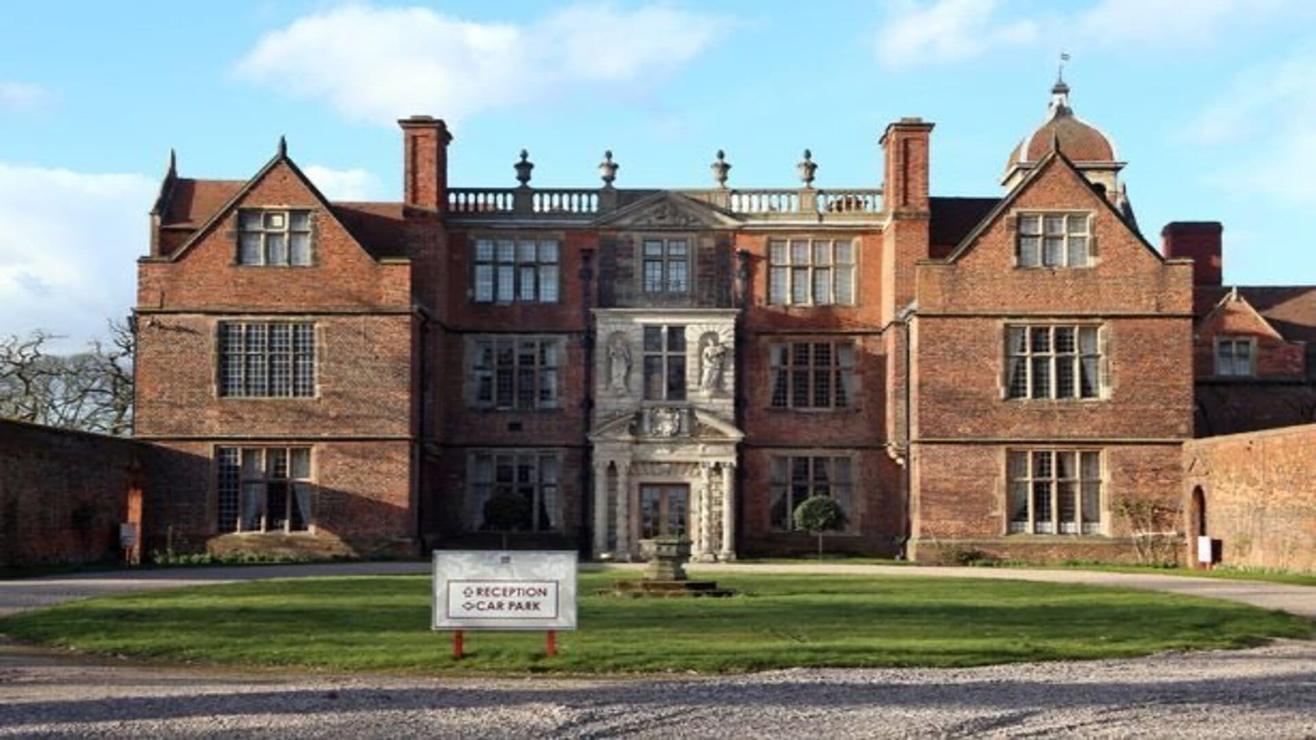 Ajab Gajab World Most Haunted Hotel Castle Where Ghosts Open Gate Asks One Question News in Hindi