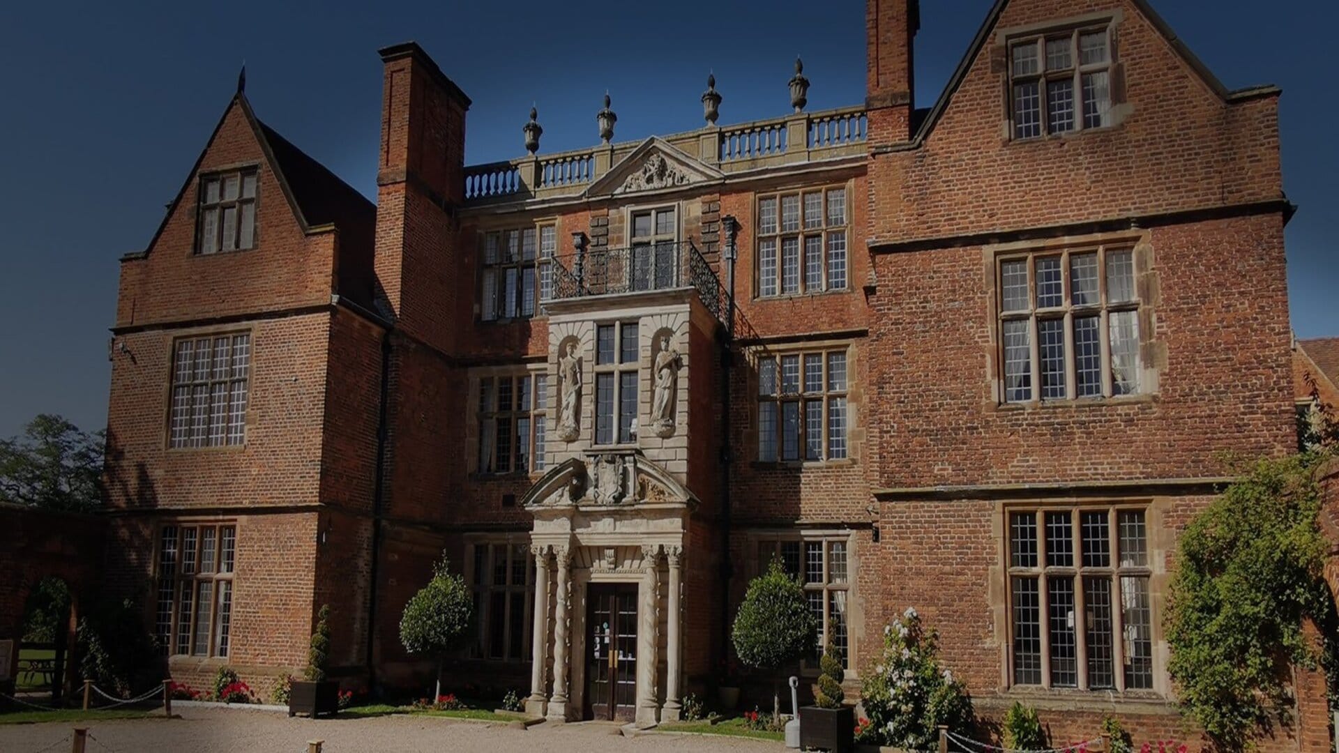 Ajab Gajab World Most Haunted Hotel Castle Where Ghosts Open Gate Asks One Question News in Hindi