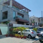 लखनऊ में अमरावती बिल्डर्स के आवास पर आयकर विभाग के अफसरों के वाहनों का काफिला।