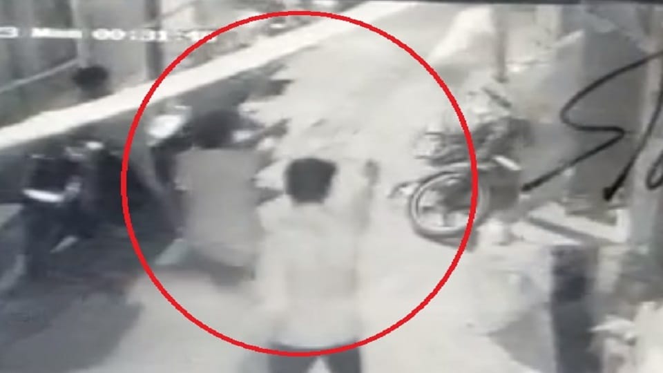 Delhi : Bullets fired at four youths in gang war, all injured in hospital