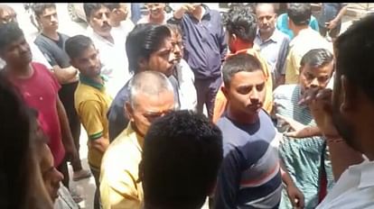 दूसरे समुदाय के युवक ने युवती से की छेड़छाड़: मंदिर से घर लौट रही थी, आक्रोशित लोगों ने थाने का किया घेराव Young man of other community molested girl returning from temple in Agra