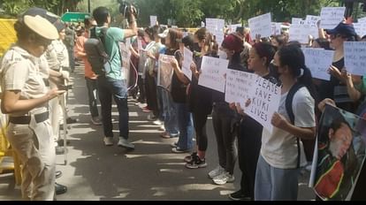 Manipur Violence: कुकी समुदाय के लोगों ने गृहमंत्री के घर के बाहर किया प्रदर्शन, शाह ने दी मिलने की अनुमति People of Kuki community protested outside Home Minister's house Shah allowed to meet