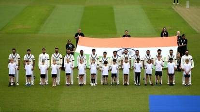 WTC Final: भारत-ऑस्ट्रेलिया के बीच टेस्ट फाइनल में काली पट्टी बांधकर मैदान पर उतरे खिलाड़ी, जानें क्या है कारण WTC Final between India and Australia, players of both teams playing with wearing black bands, know the reason